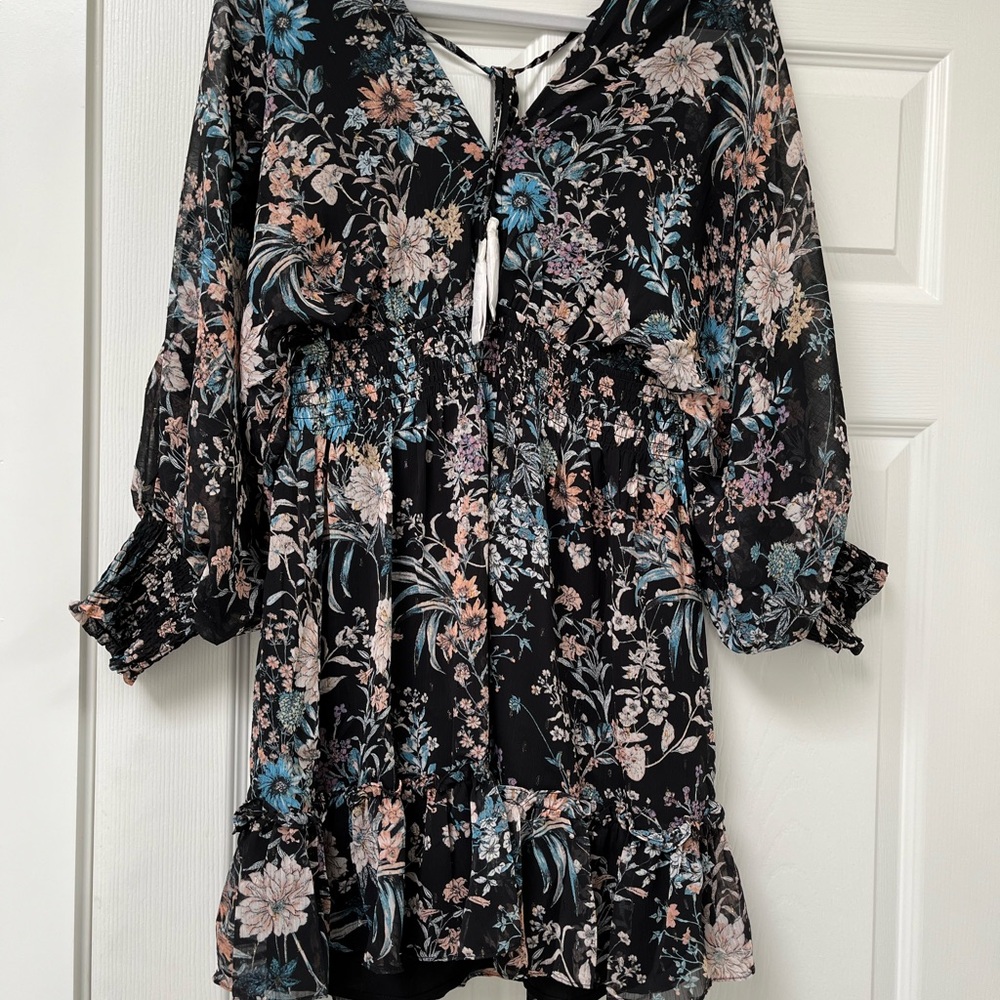 Minidress lined black floral with long open sleeves brand new with tags M
